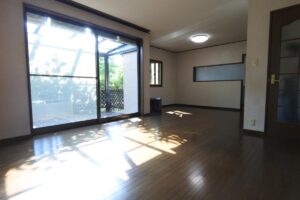 中古物件の床材を入居前に入れ替えることに。