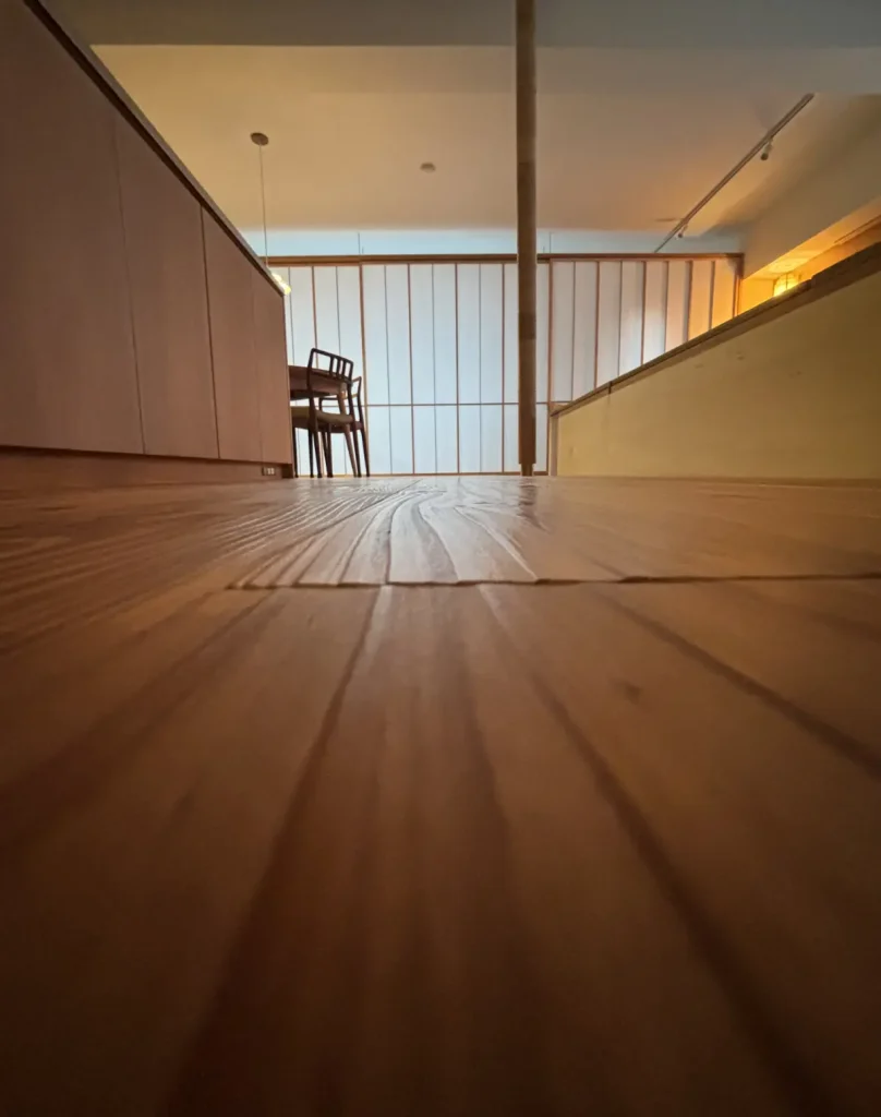 床は音響熟成木材。木目の表情と素足にここちよい質感が、日々の暮らしを上質に支える。